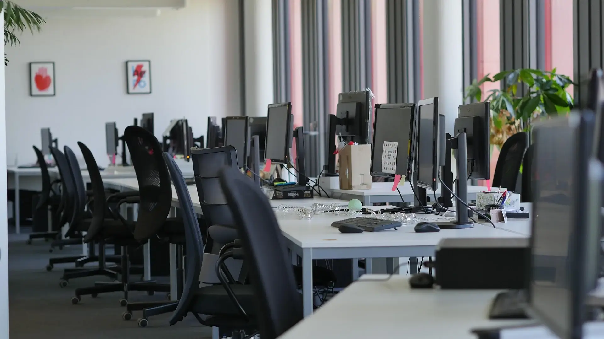 Suministro de refacciones, equipo de trabajo y mobiliario para industrias y escuelas